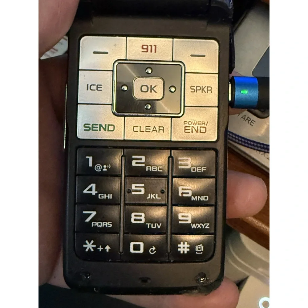 Samsung SCH-U320 Haven Verizon CDMA FLIP‎ Cell Phone, Tiny Crack In Front Screen